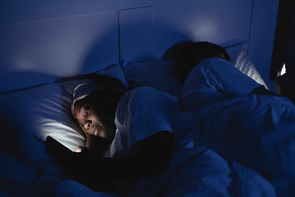 Celular emite radiação? É seguro deixá-lo ao lado da cama? Entenda se há riscos