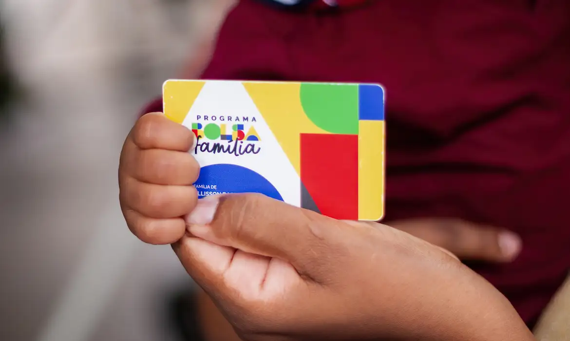 Em meio à corrida eleitoral, governo anuncia reajuste de 15% para o Bolsa Família; Veja o novo valor