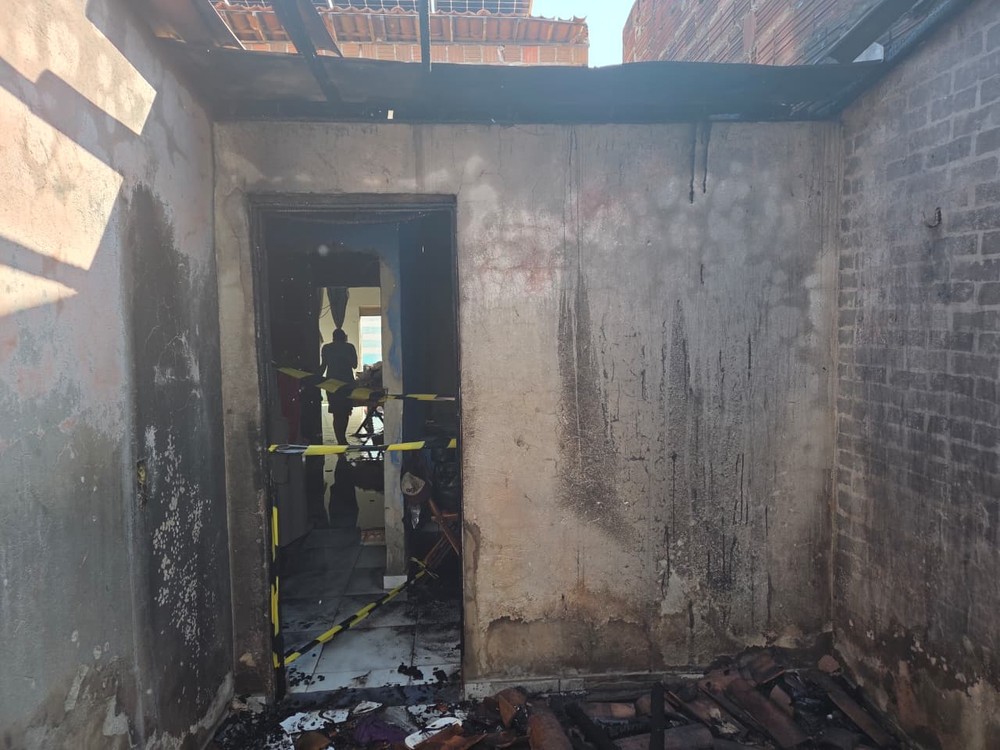 Incêndio desttrói quarto de casa e provoca desabamento de teto no interior do RN