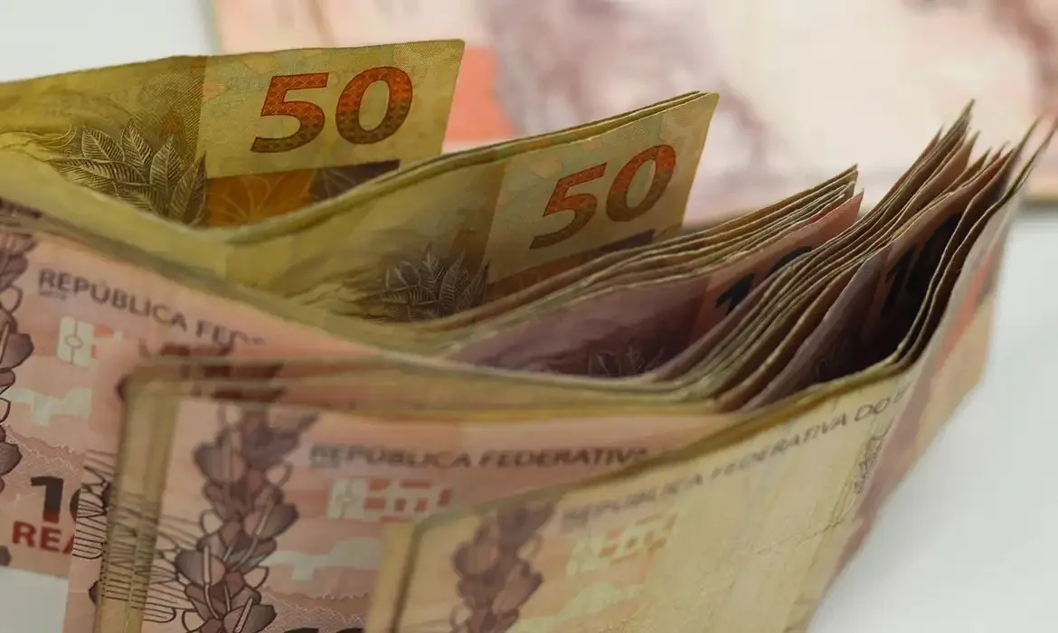 Quanto uma pessoa que recebe salário de R$ 3 mil na carteira assinada deve receber se for demitida, segundo advogado