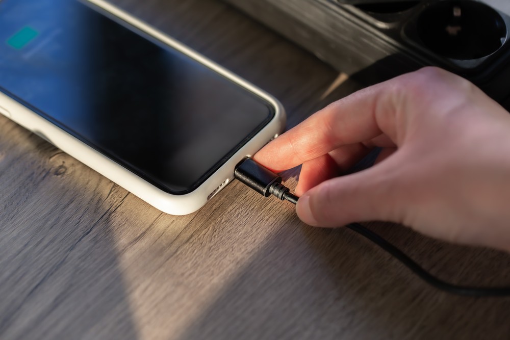 Deixar o celular carregar até 100% estraga a bateria? Especialista explica
