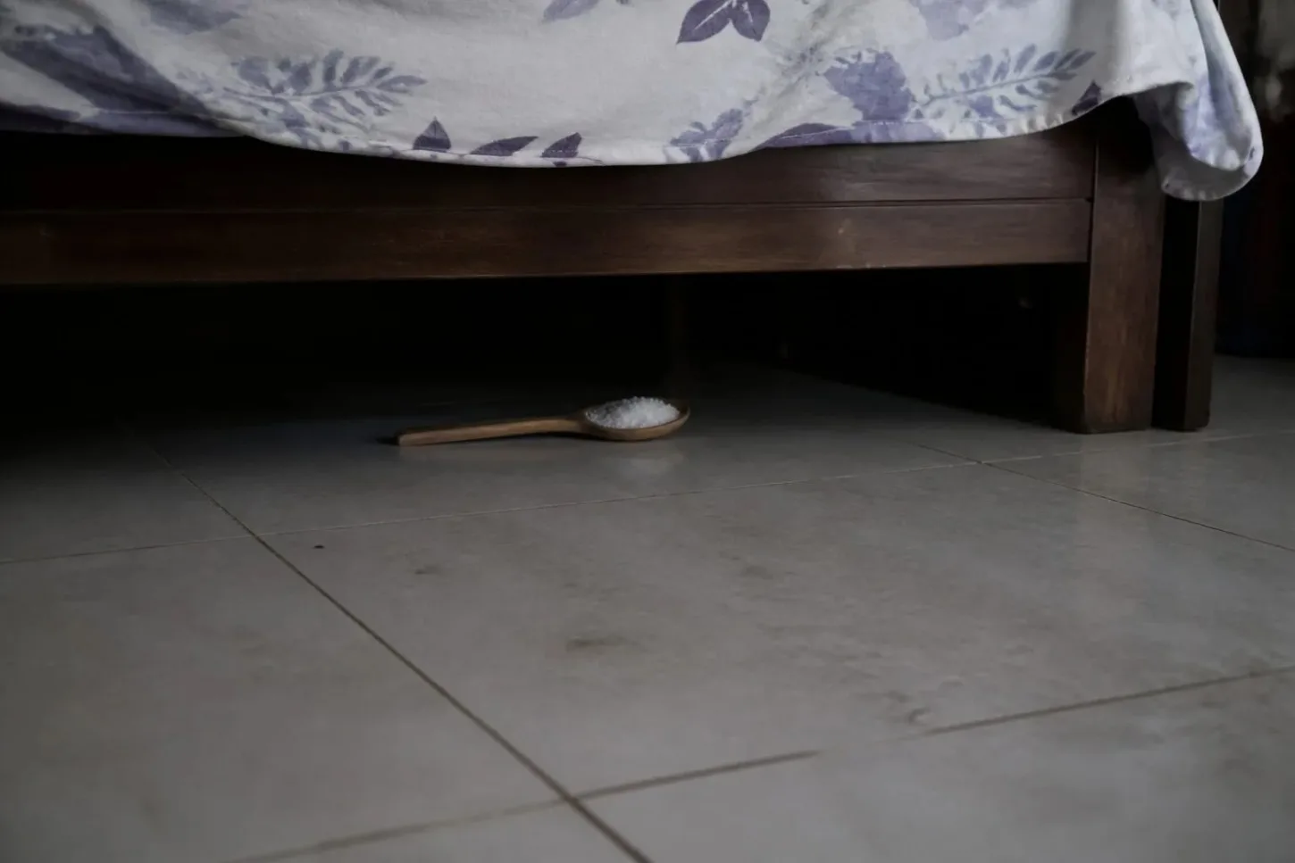 Colocar uma colher de sal embaixo da cama à noite: para que serve e por que é recomendado