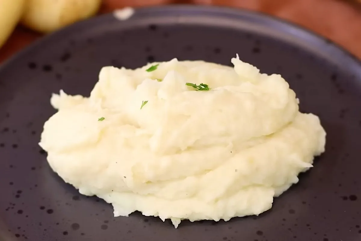 Não é o leite, nem a água: o segredo para um purê de batatas mais cremoso