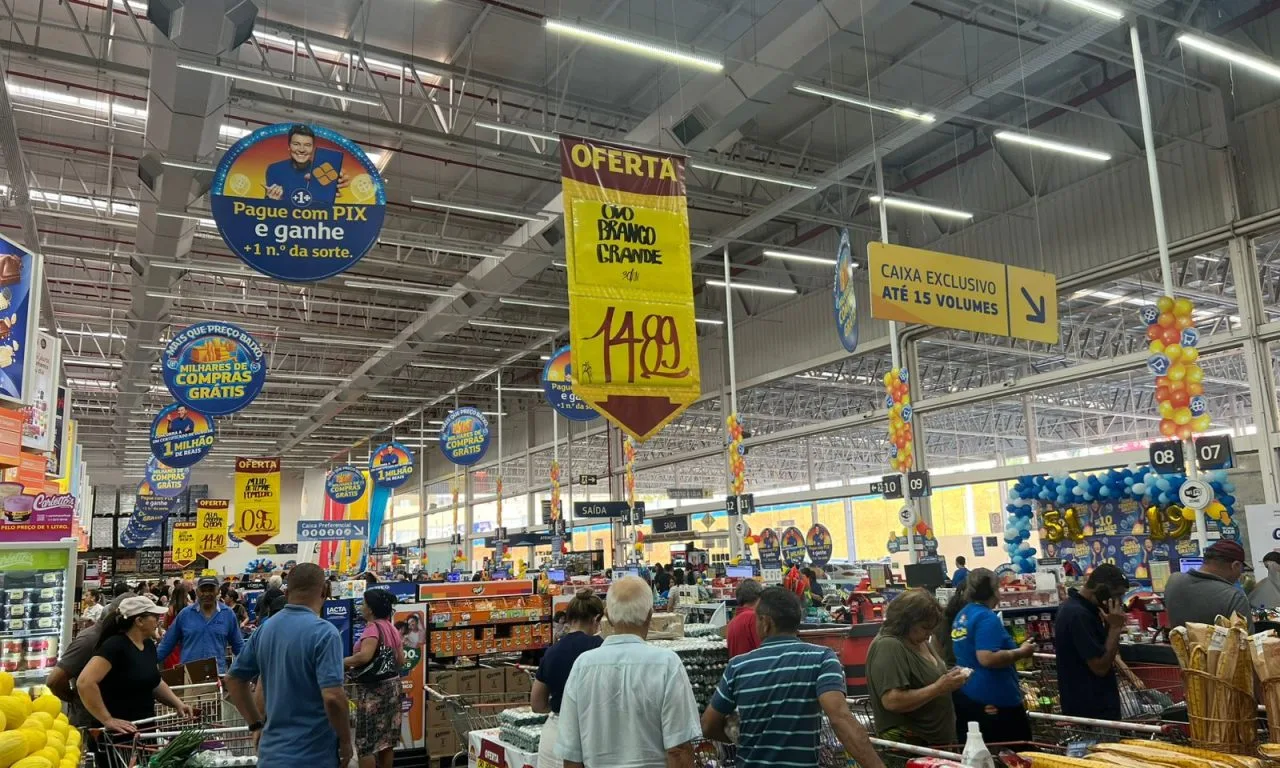 Quanto ganha um operador de caixa de supermercado no Atacadão, Assaí e Carrefour, segundo recrutadores