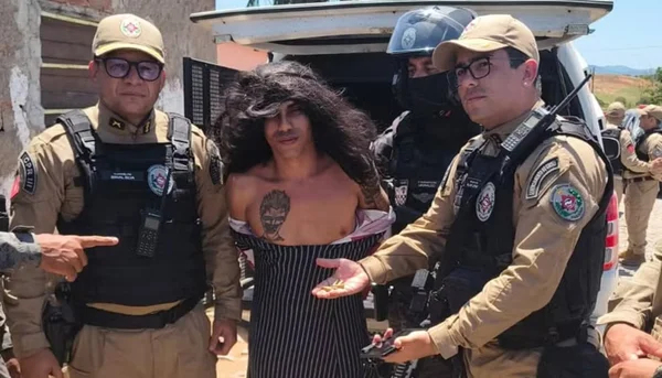 Preso vestido de mulher, homem é suspeito de cometer 16 hommicídios em três meses na Paraíba