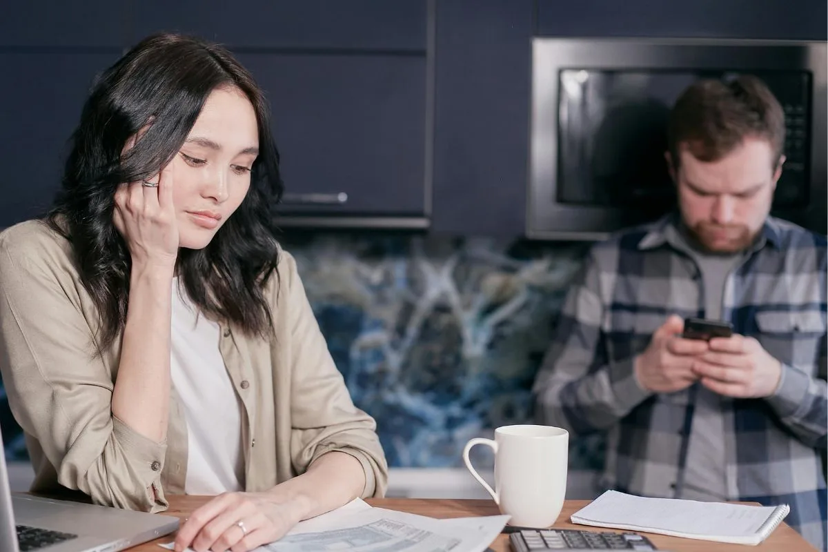 6 atitudes que um homem passa a ter quando está traindo e muitas mulheres não percebem