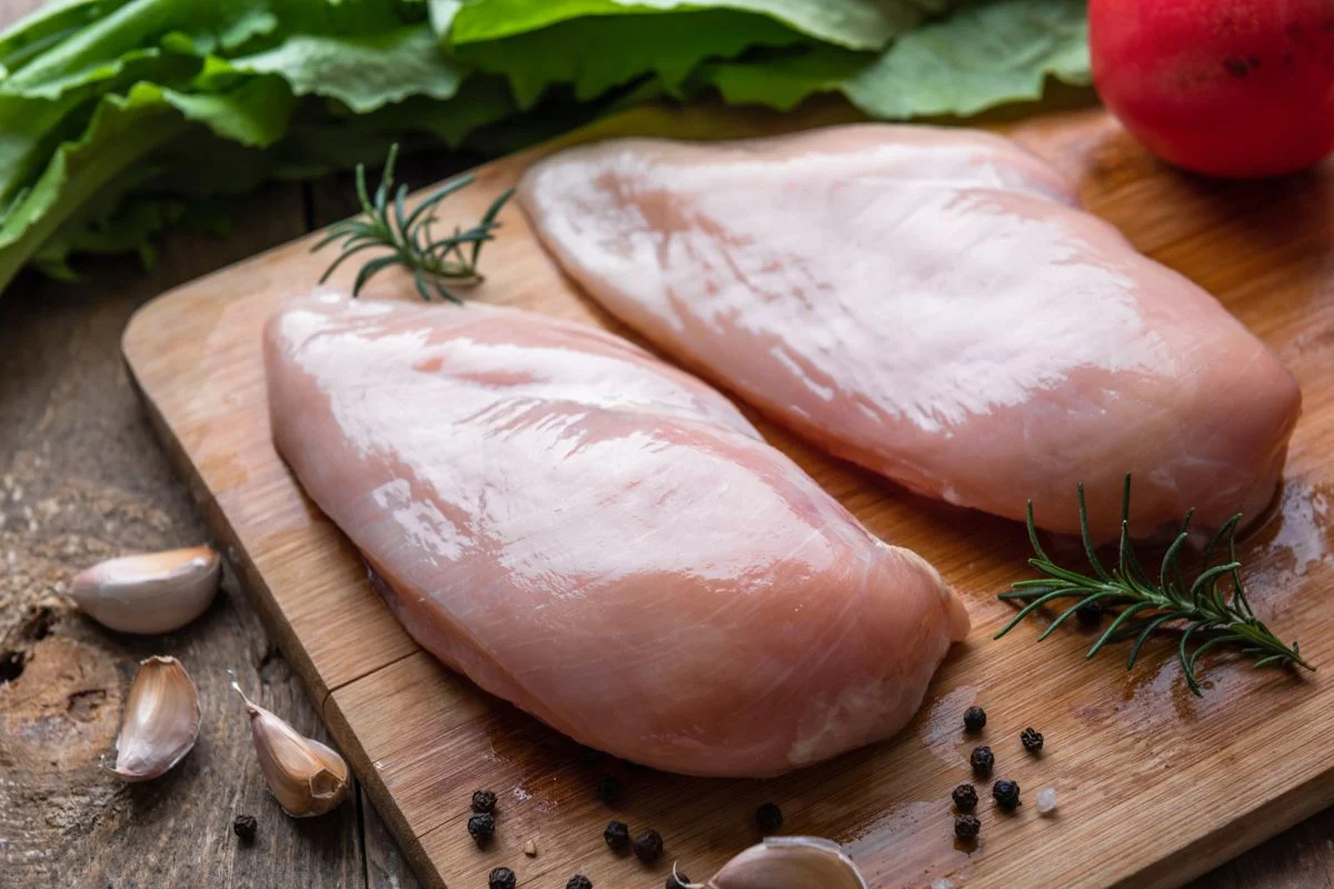 Comer frango toda semana pode aumentar risco de mortte? Estudo preocupa