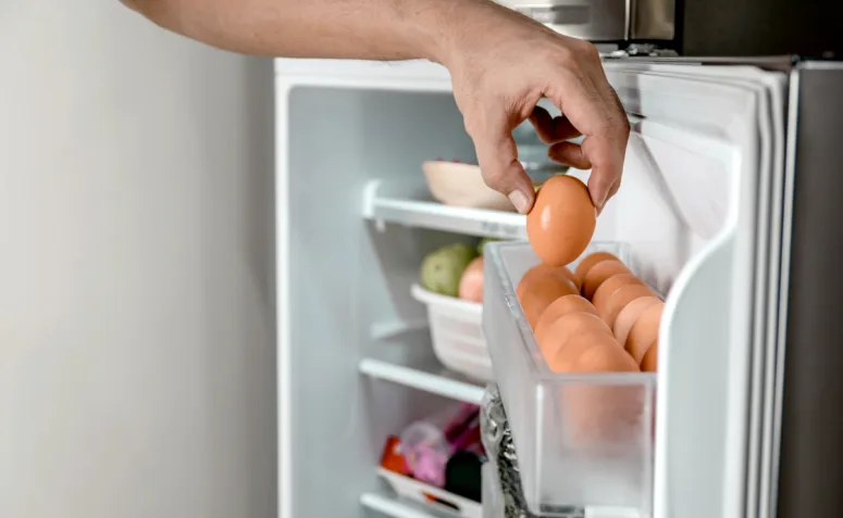 Poucos sabem: veja 5 alimentos que você não deve guardar na porta da geladeira - Fique atento!