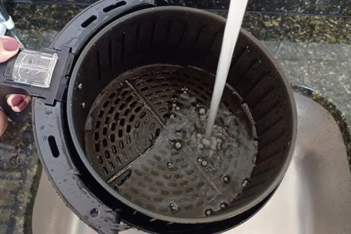 Não é vinagre, nem bicarbonato de sódio: como remover a gordura impregnada da air fryer em poucos minutos
