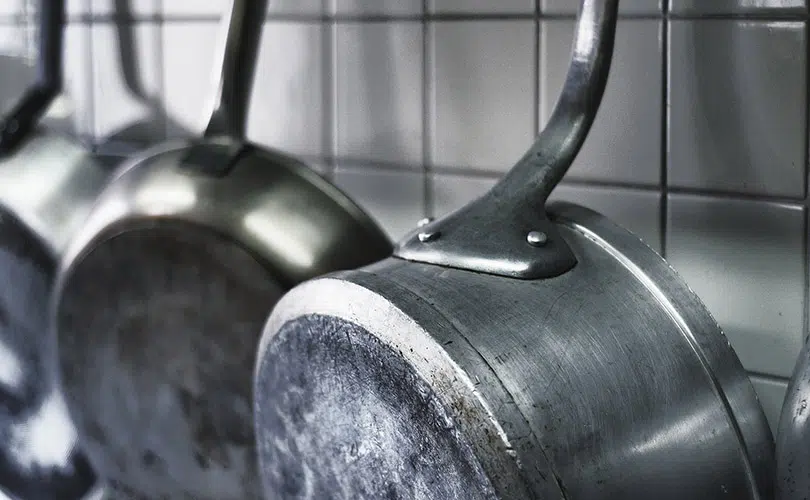 Afinal, cozinhar em panelas de alumínio faz mal para saúde? Saiba
