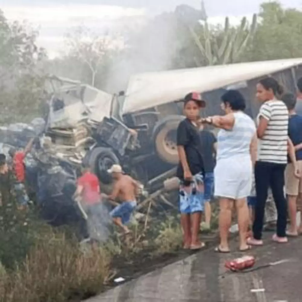 Aciddente entre van e caminhão na BR-116 deixa 16 morttos da mesma família na Bahia