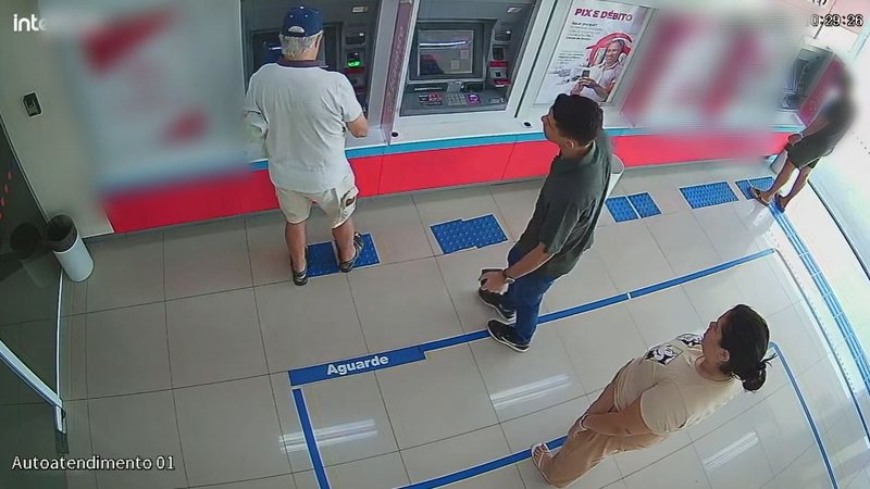 [Vídeo] Irmãos aplicam golppe em turista italiano que usava caixa eletrônico no RN e acabam presos