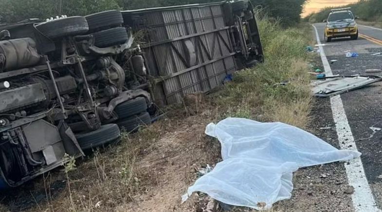 Aciddente com ônibus de time de basquete deixa 7 morttos e vários feriddos no Ceará