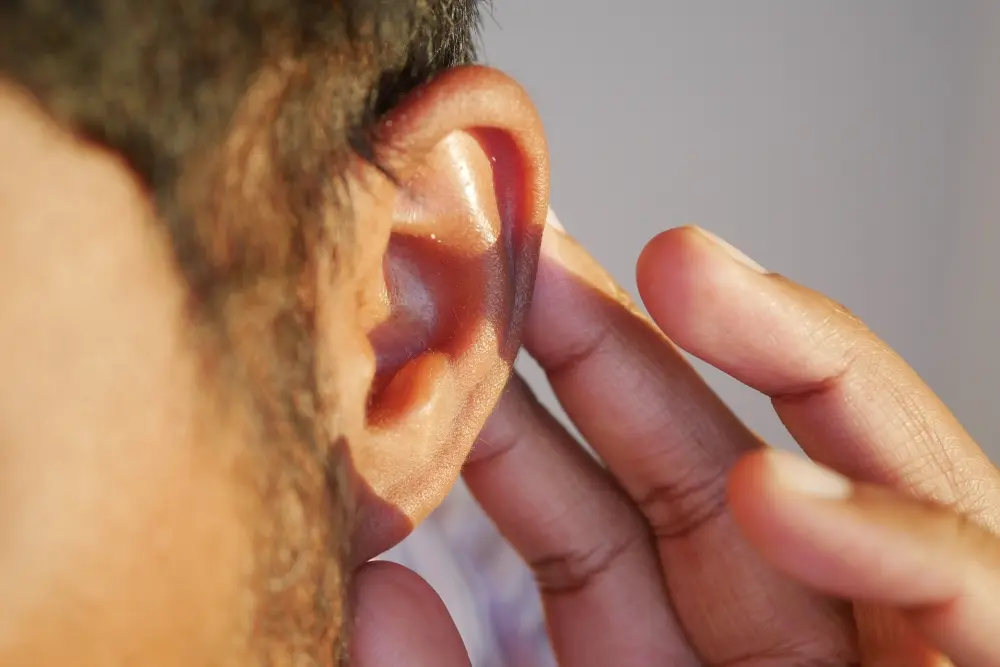Caroço atrás da orelha: veja 6 possíveis causas para esse sintoma e quando se preocupar