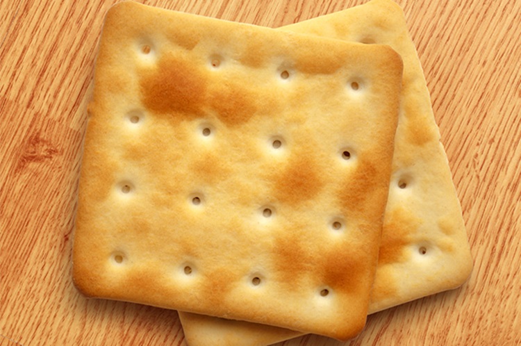 Tá pagando de saudável comendo biscoito água e sal? Entenda por que é melhor comer pão francês
