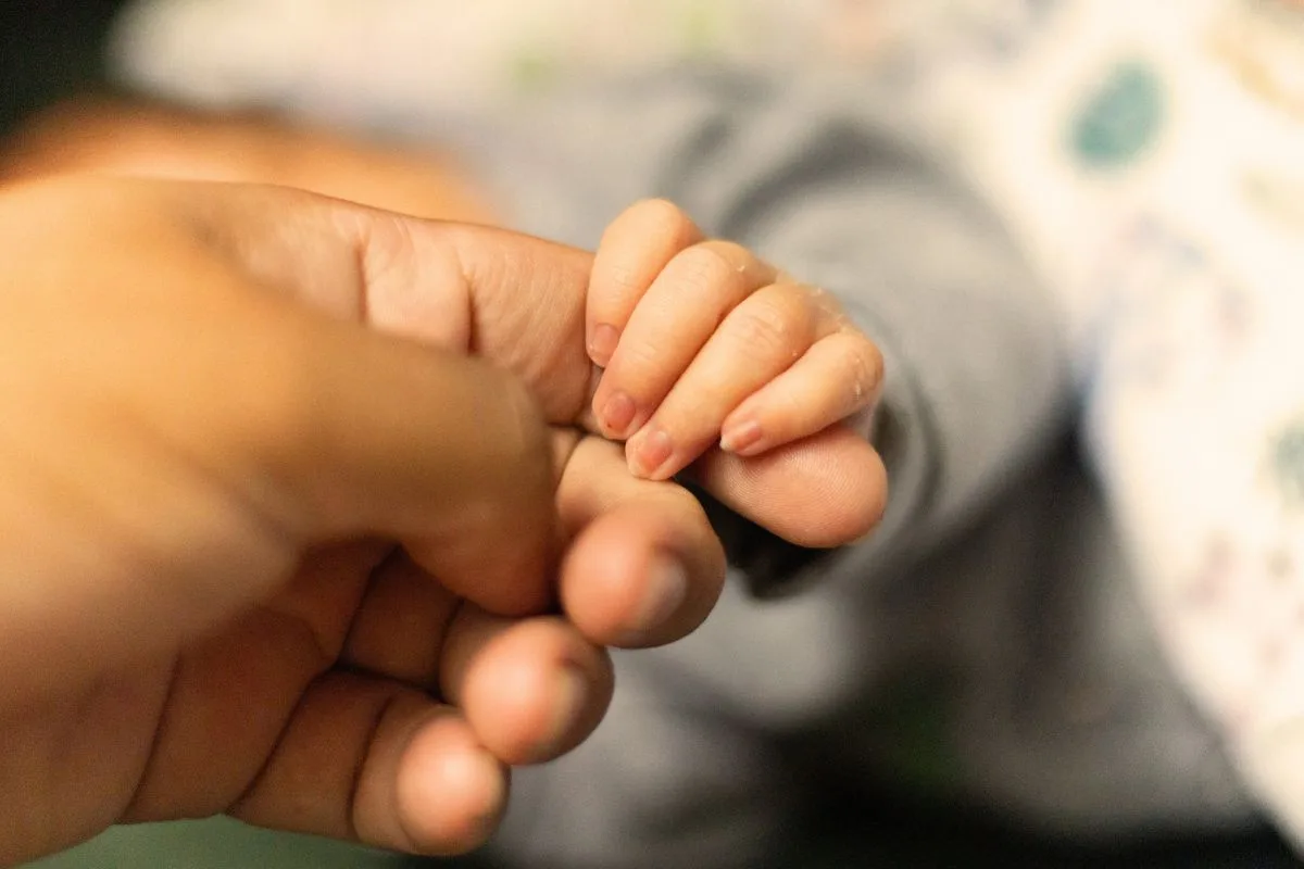 Mãe cria nome inédito para a filha, enfrenta dificuldade para registrar no cartório e bebê vira a única do Brasil com esse nome