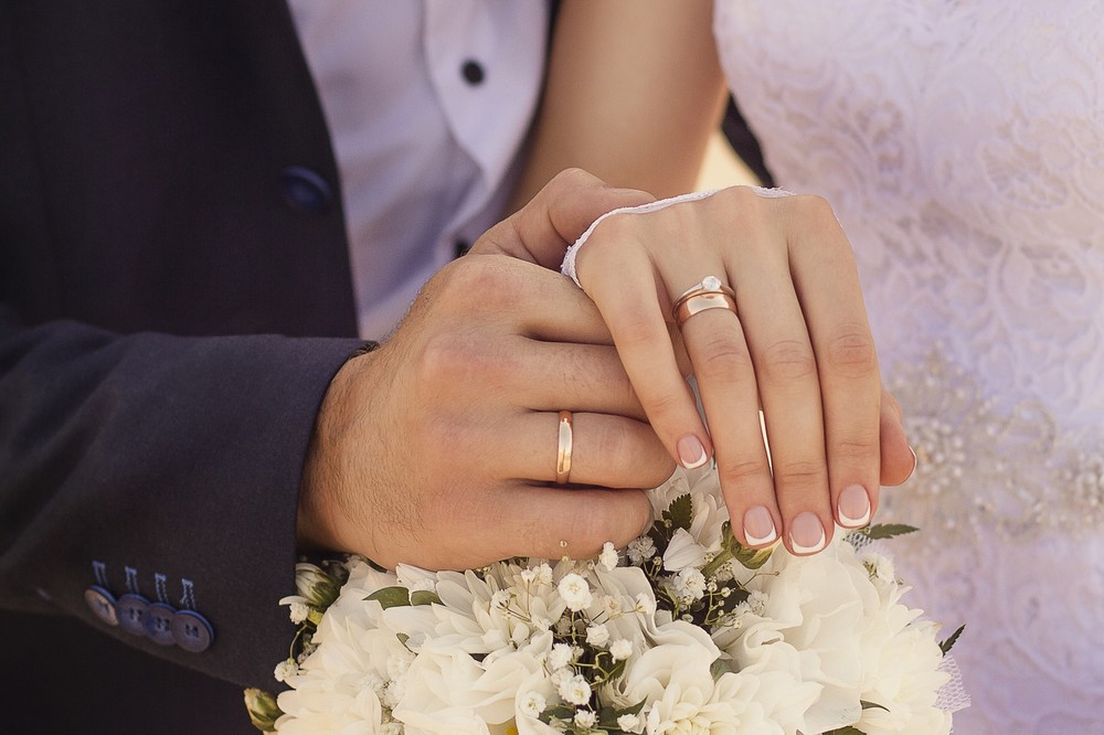 Casal é indenizado em R$ 22 mil após cobrança de taxa extra sob ammeaça durante casamento no RN