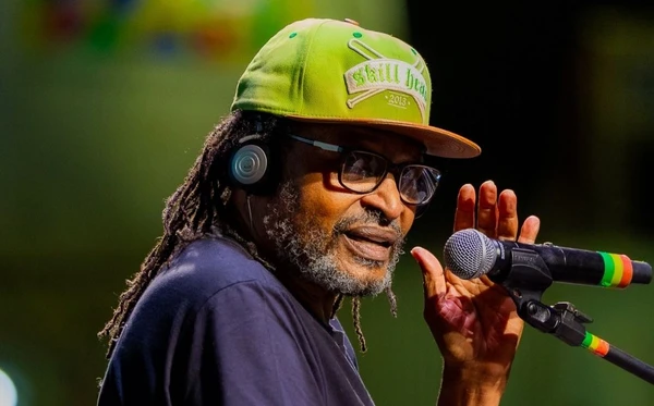 Cantor Edson Gomes é internado em UTI após show; saiba estado de saúde