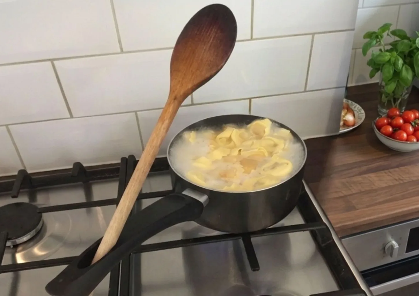 Para que serve o furo no cabo da panela e por que ele é um curinga na hora de cozinhar