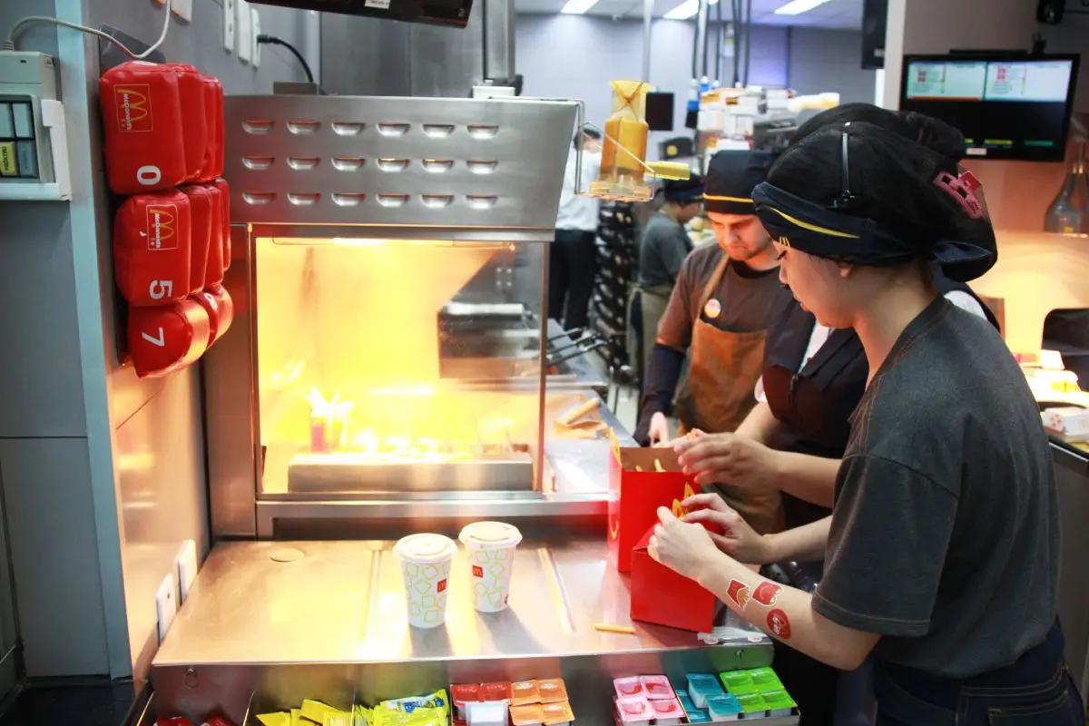 Quanto ganha quem trabalha no McDonald’s, Burger King e Bobs no Brasil