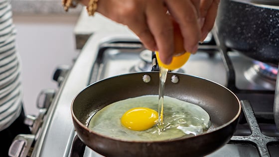 PARE DE FRITAR OVOS EM AZEITE OU MANTEIGA, POIS UM INGREDIENTE SIMPLES, SEGUNDO O CHEF, OS TORNA MAIS SABOROSOS