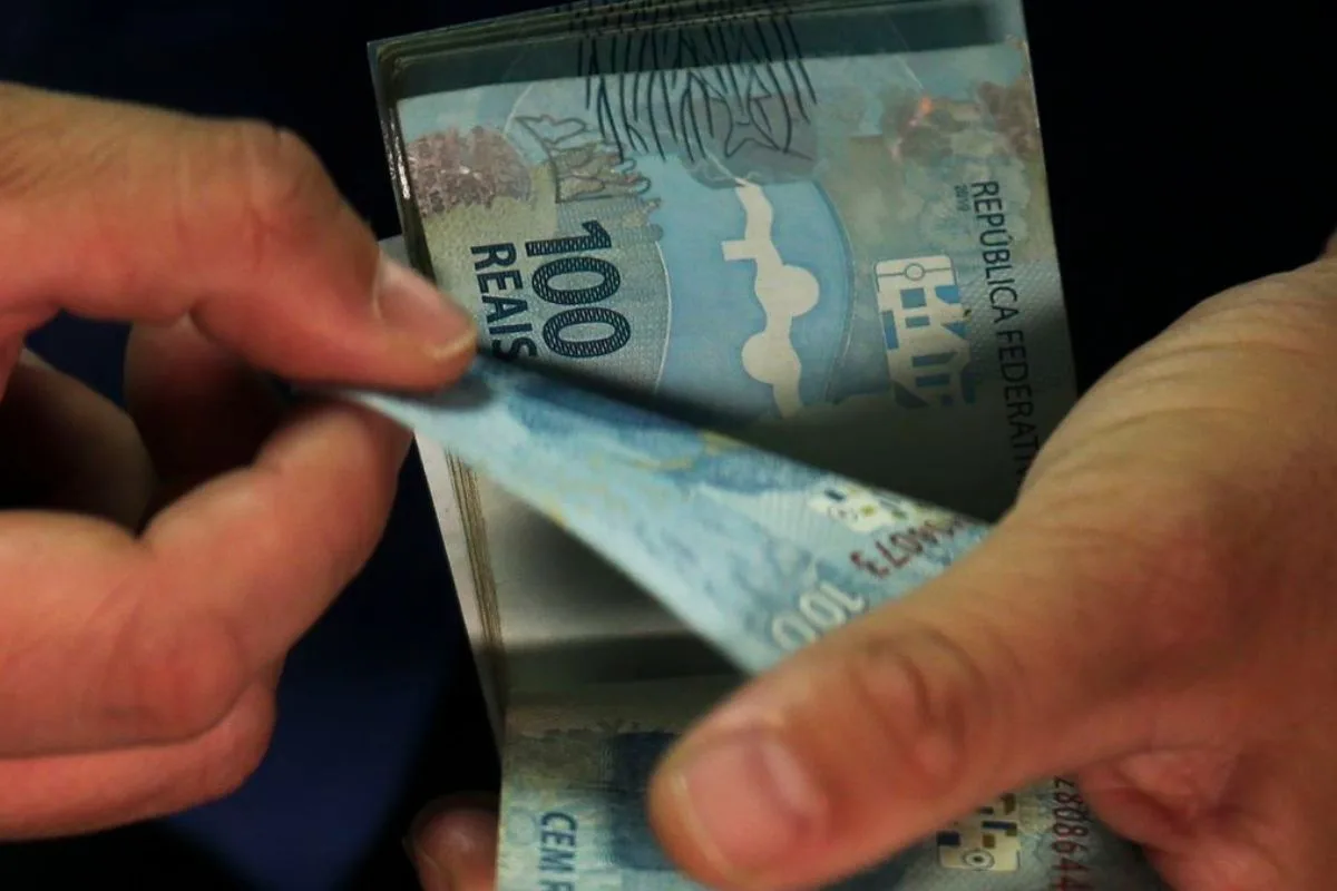 “Tenho R$ 100 mil guardados e quero viver de renda”: veja quanto esse dinheiro pode render por mês no Brasil