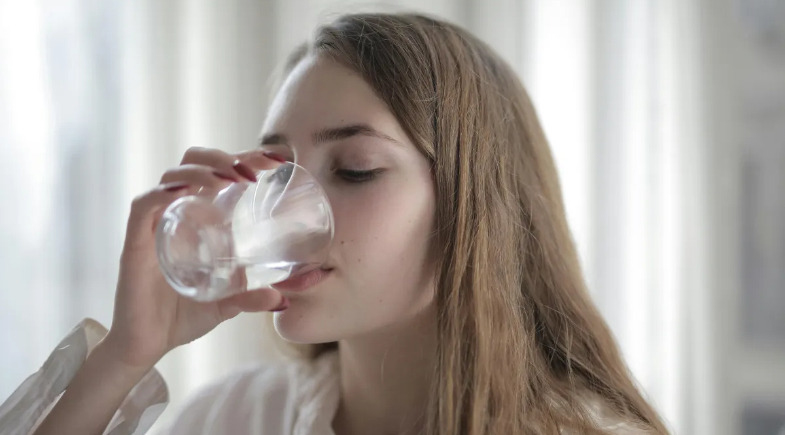 Beber água morna ajuda a perder peso e desintoxicar o corpo? Nutricionista explica