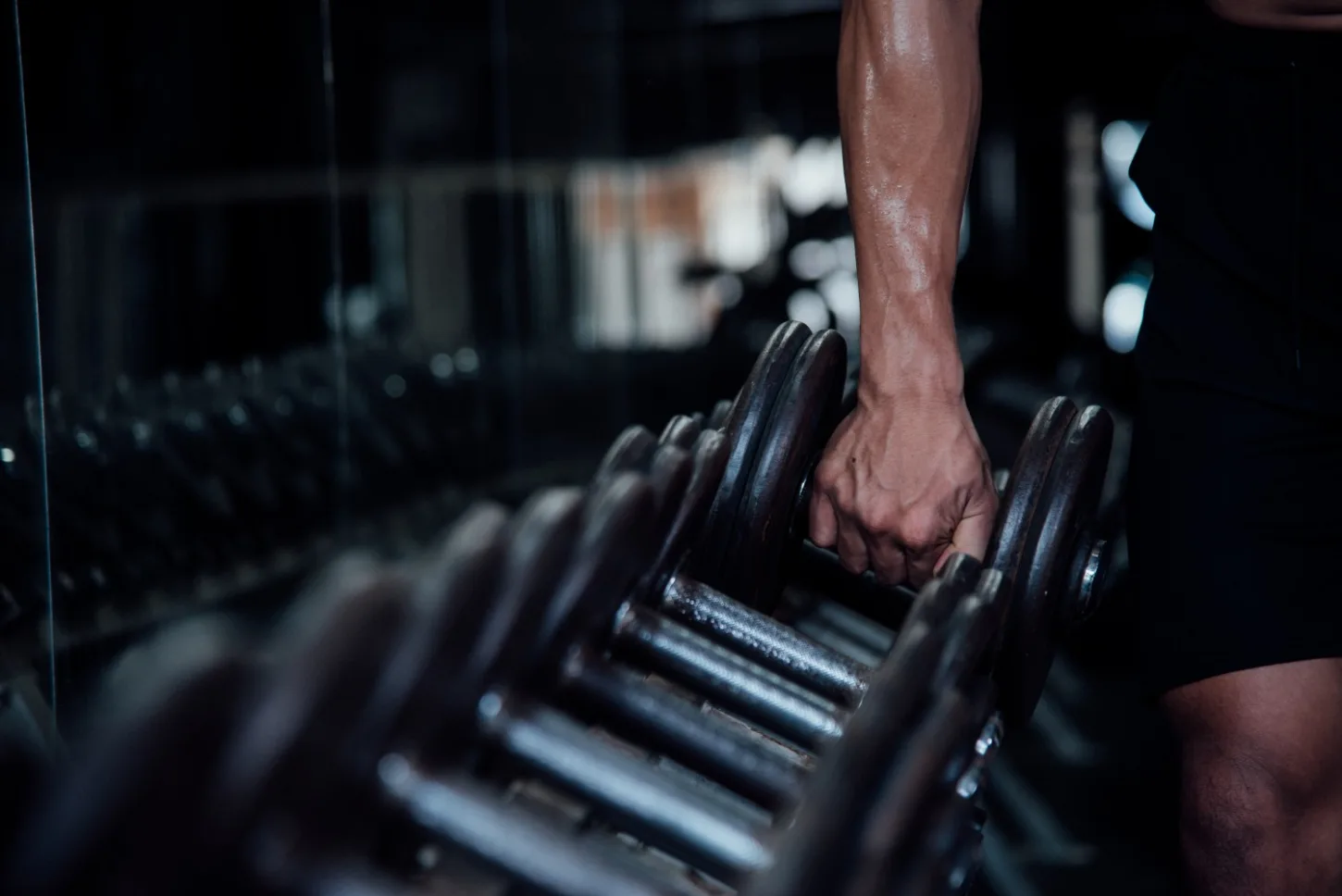 Não é pilates: o melhor exercício para se livrar da flacidez nos braços, segundo especialistas