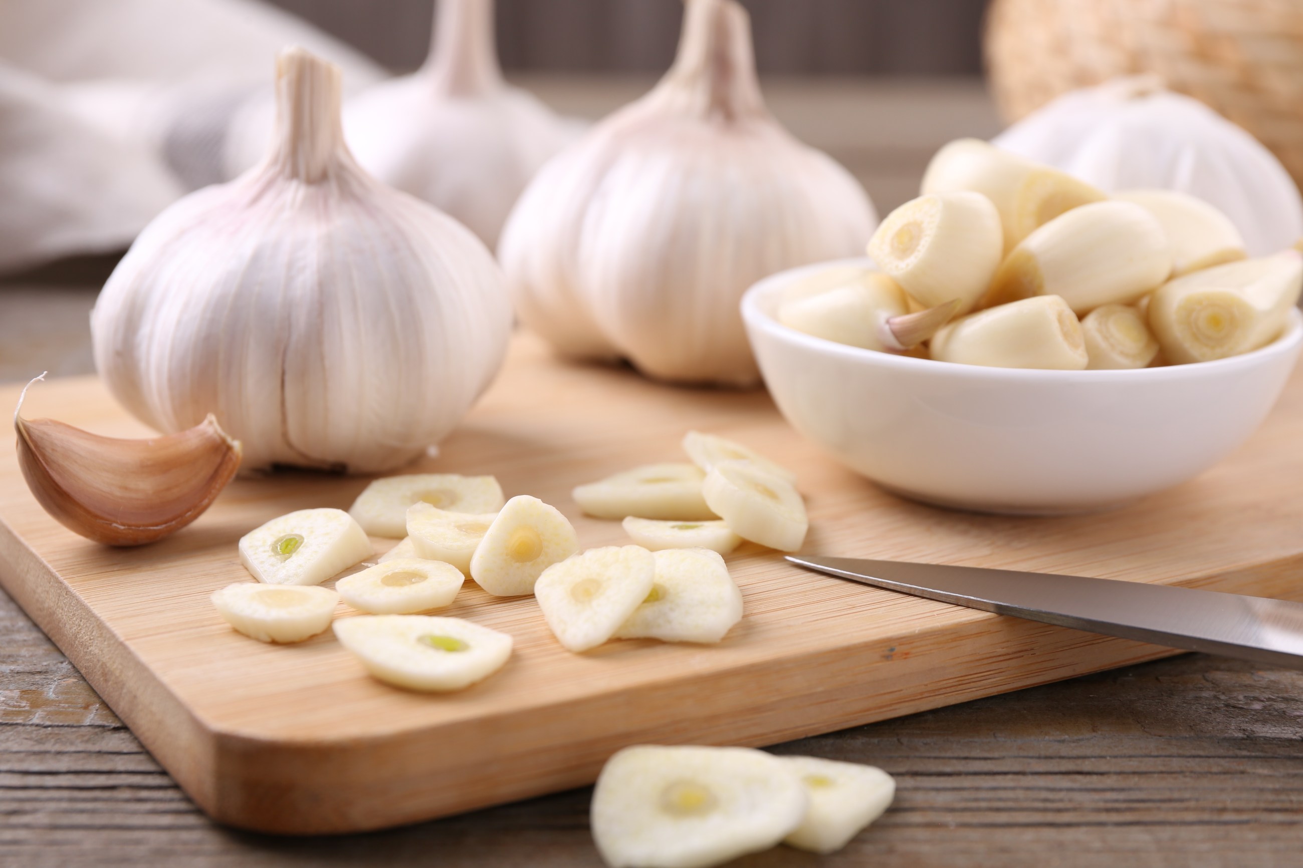 O que o consumo de alho faz no fígado e na saúde cardiovascular