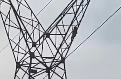 VIRALIZOU: Menino de 5 anos sobe em torre metálica e é resgatado pelos bombeiros