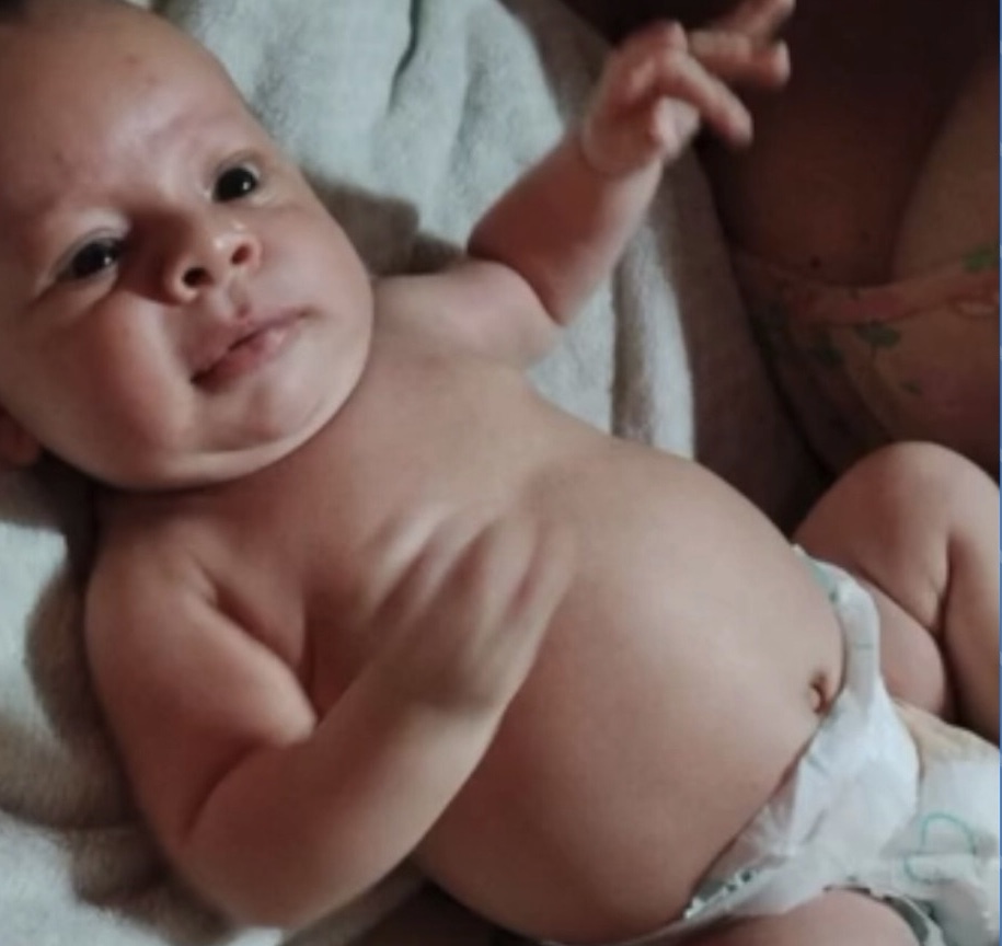 Bebê de dois meses m0rre após pai sofrer crise convvulsiva e cair sobre a criança no RN