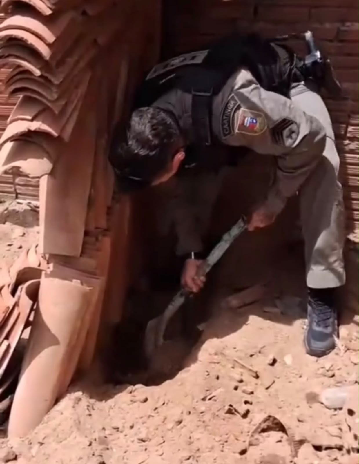 [Vídeo] P0lícia desenterra 15 argolas furttadas de túmmulos e encontra material escondido em muro de casa
