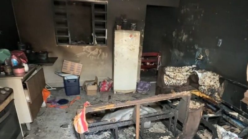 Mãe é presa após deixar três filhos sozinhos para ir a forró e casa pegar fogo