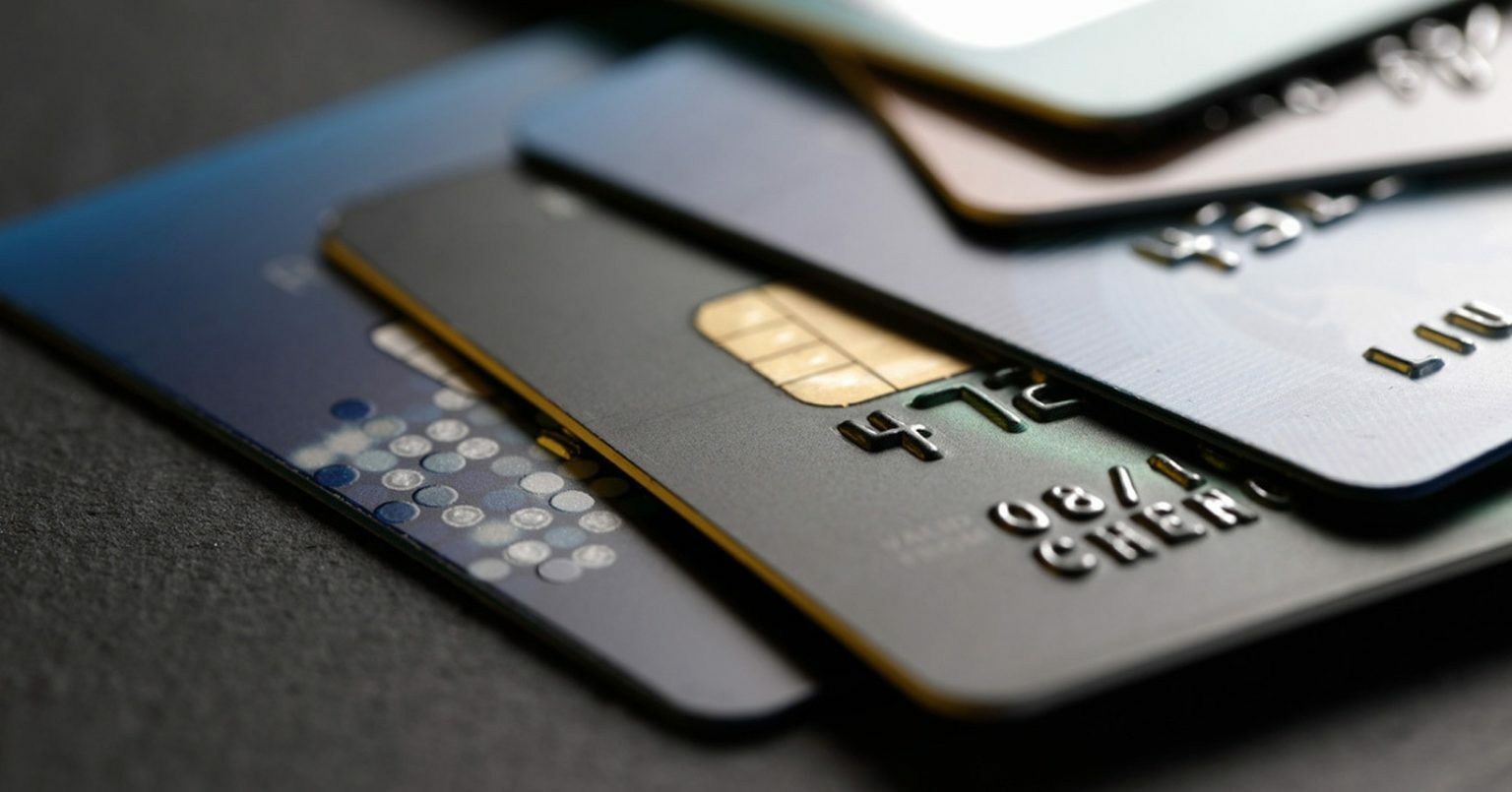 Os melhores cartões de contas digitais para acumular milhas e acessar salas VIP