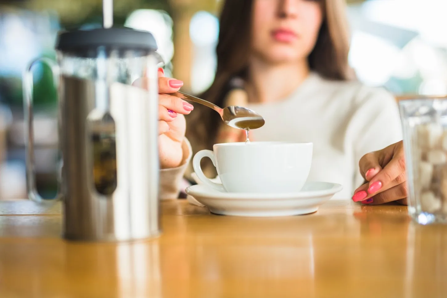 Entenda por que especialistas não recomendam tomar café após o almoço