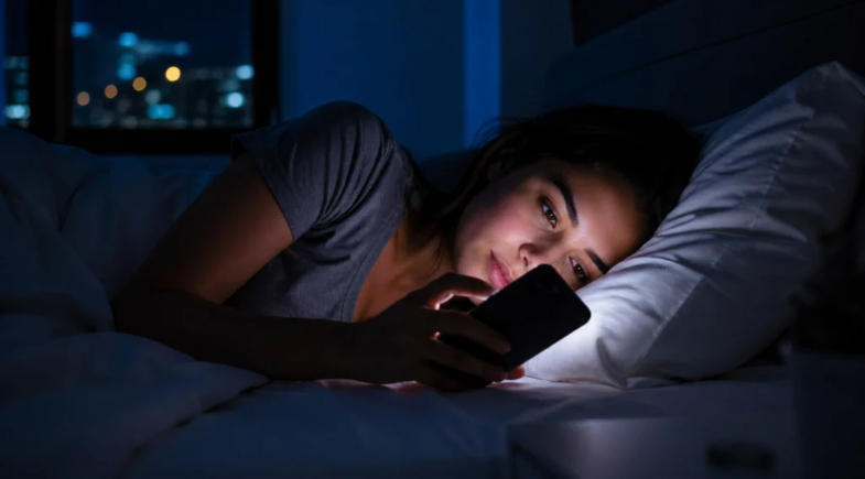 Você dorme com o celular perto da cama? Ciência alerta para riscos do hábito