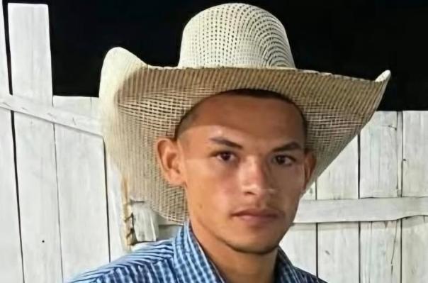 Jovem m0rre após choque elétrico enquanto usava celular carregando na tomada