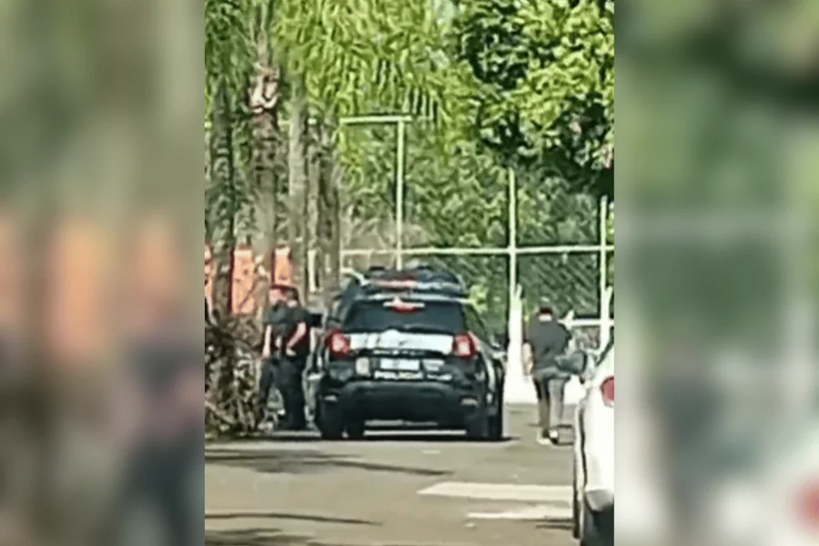 Mãe é presa após filho de dois anos deffecar 2 cammisinhas na creche