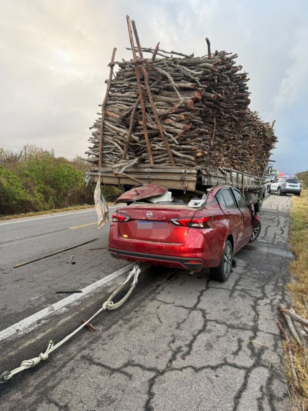 Servidor público m0rre após carro bater na traseira de caminhão carregado de lenha no RN