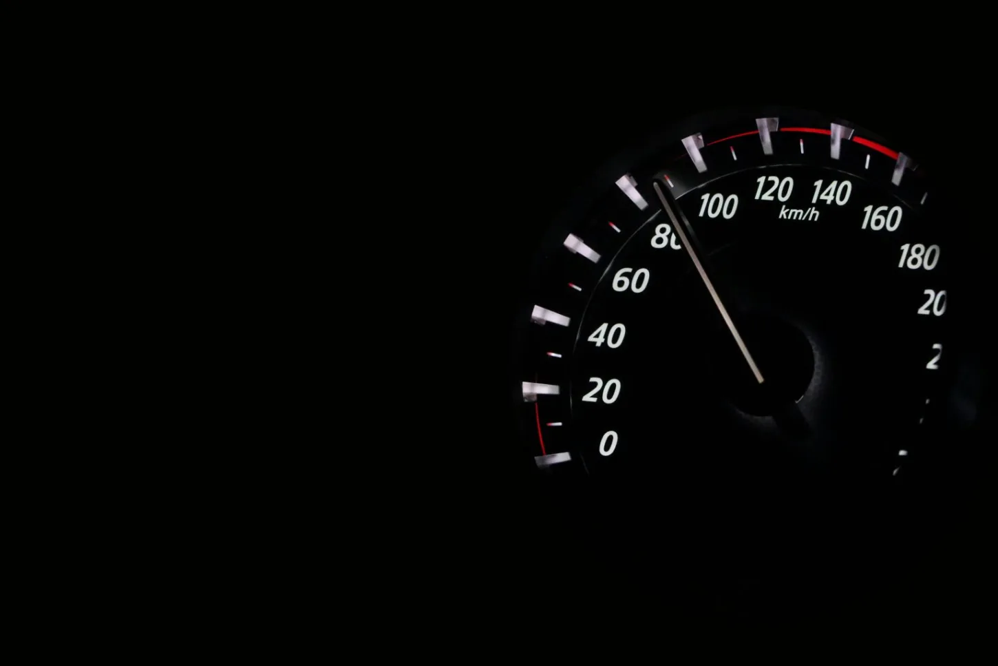 Qual é a velocidade mais econômica para dirigir na estrada e gastar menos combustível durante uma viagem