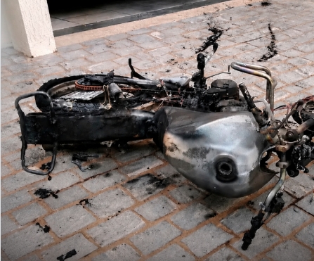 Flagrante de suposta traição termina com moto incenddiada e desttruição em residência no RN