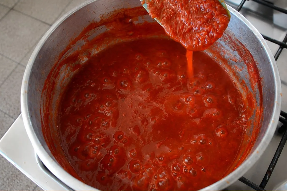 Molho de tomate caseiro: fácil de fazer, leva poucos ingredientes e fica tão delicioso que você não vai mais querer comprar pronto