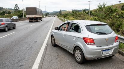Motorista para no acostamento da rodovia só para atender uma ligação rápida, é abordado pela p0lícia e descobre algo inusitado