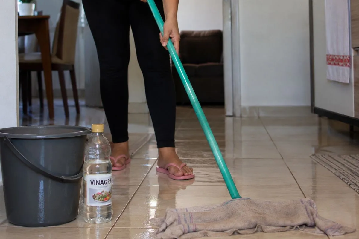 Colocar vinagre na água para limpar o piso: para que serve e por que é recomendado